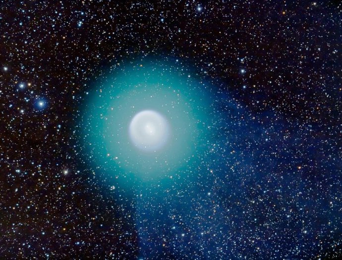 Imagen terrestre del cometa 17P/Holmes tomada el 1 de noviembre de 2007 por el astrofotógrafo Alan Dyer. Créditos: NASA , ESA y A. Dyer.