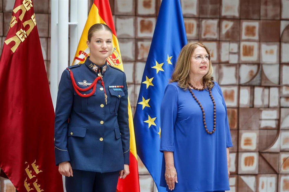 La Princesa de Asturias, Doña Leonor, y la presidenta de la Asamblea Regional, Visitación Martínez, durante el acto de concesión de la Medalla de Oro del Parlamento autonómico