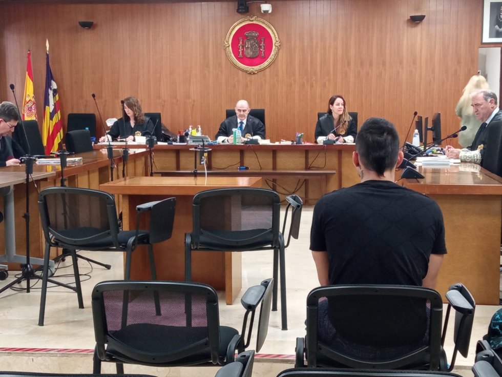 El acusado de violar a una niña de 14 años en Palma, durante el juicio en la Audiencia Provincial.
