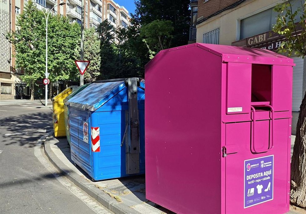 Nuevos contenedores de calzado y ropa instalados en Salamanca.