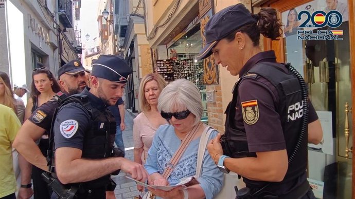 Agente de la Police Nationale francesa patrullando con agentes de la Policía Nacional en las calles de Toledo.
