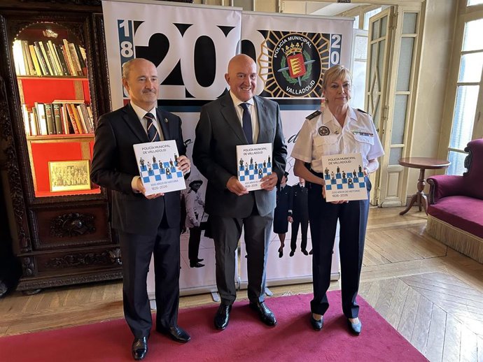 El concejal de Salud Pública y Seguridad Ciudadana del Ayuntamiento de Valladolid, Alberto Cuadrado; el alcalde de la ciudad, Jesús Julio Carnero; y la superintendente jefa de la Policía Municipal, Julia González Calleja.