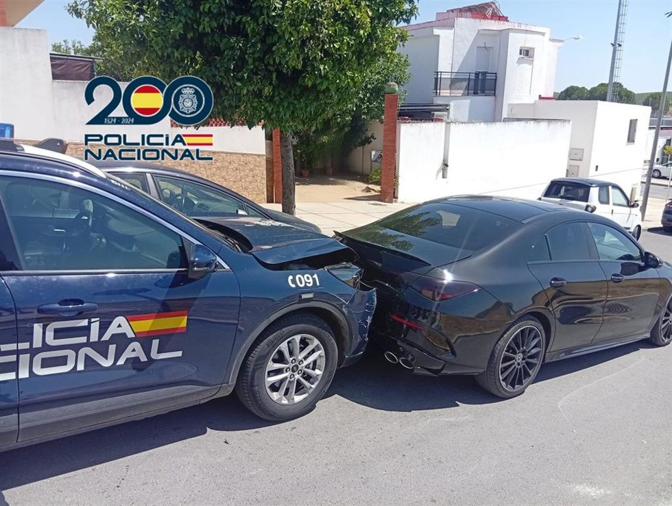 Vehículo radio patrulla dañado tras ser golpeado por un vehículo que perseguía