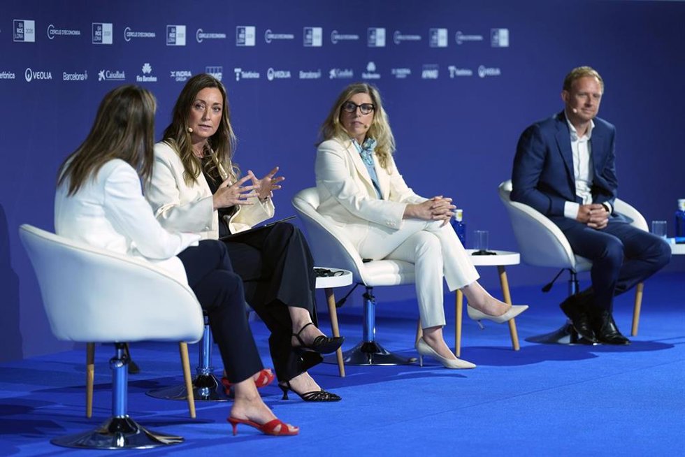 La presidenta de AstraZeneca España, Laura Colón, el ceo de Inbrain Neuroelectronics, Carolina Aguilar, y el ceo de Agomab Therapeutics, Tim Knotnerus, durante la celebración de la sesión de debate titulada 'La próxima gran industria europea se hace en un