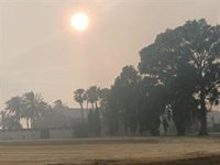 El humo por el incendio de Gibraleón seguirá siendo "muy perceptible" este miércoles en Huelva