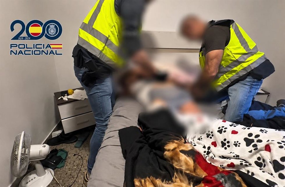 Agentes de la Policía Nacional durante la intervención desarrollada en el marco de la operación 'Aria' en Almería.