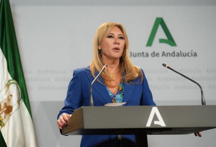 La consejera de Economía, Hacienda, Fondos Europeos y Diálogo Social de la Junta de Andalucía y portavoz del Gobierno en funciones, Carolina España, interviene en la rueda de prensa posterior a la reunión semanal del Consejo de Gobierno. (Foto de archivo)
