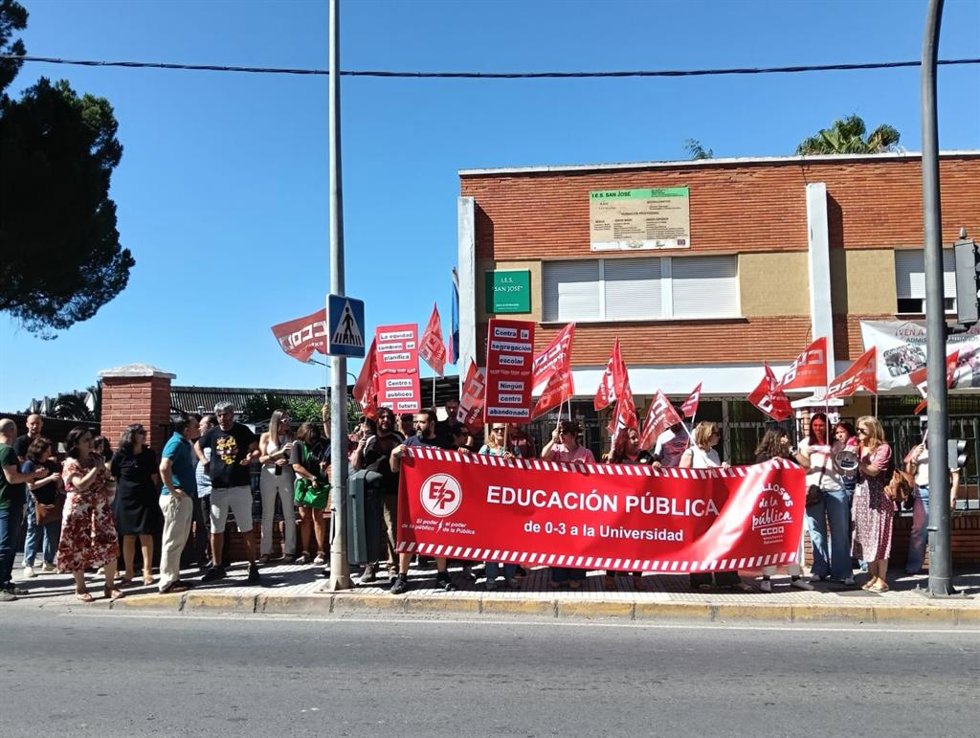 Concentración en Badajoz de CCOO Enseñanza contra la segregación centros públicos