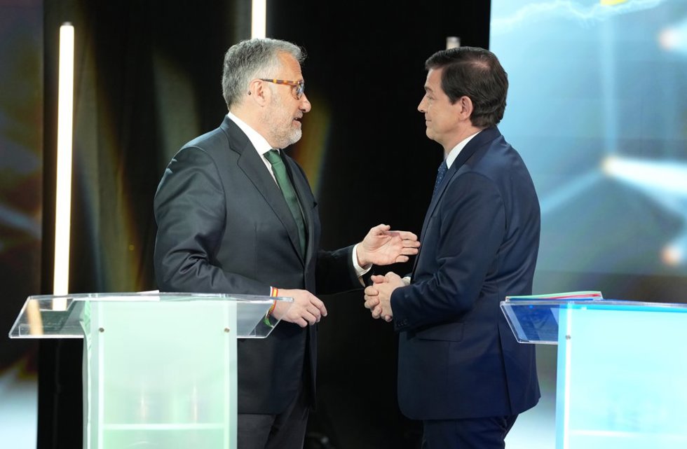El candidato de VOX a la Presidencia de la Junta de Castilla y León, Carlos Pollán (i) y el candidato del PP a la Presidencia de la Junta de Castilla y León, Alfonso Fernández Mañueco (d), durante el segundo debate para las elecciones autonómicas en 
