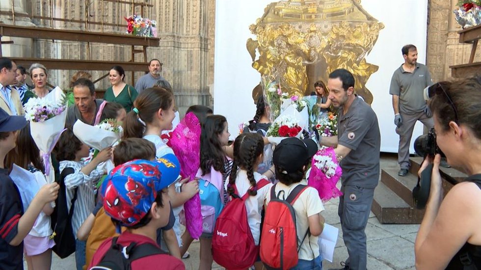 Más de 700 niños de 17 colegios de Toledo participan en la tradicional ofrenda floral del Corpus Christi