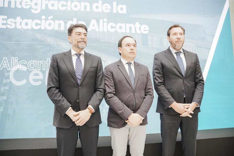 Archivo - Luis Barcala (i), Juanfran Pérez Llorca (c) y Óscar Puente (d), en el Salón Azul del Ayuntamiento de Alicante, donde se presentó el proyecto del futuro Parque Central