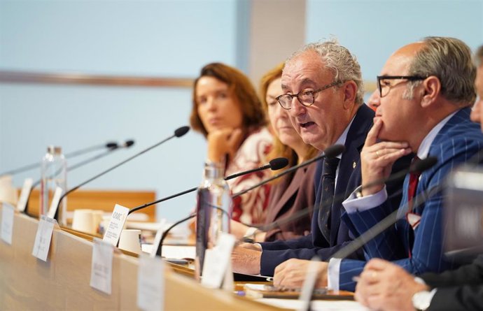 OMC presenta un manual de IA en Medicina en el que pide no dejar que acciones clínicas "se subordinen" a la herramienta