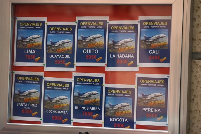 Archivo - Carteles de las agencias de viaje
