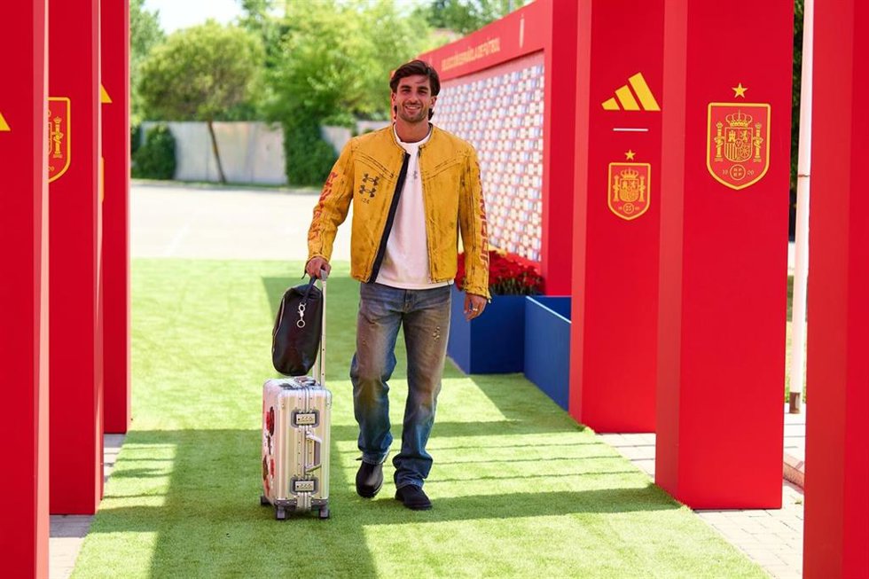 El internacional del FC Barcelona Ferran Torres, junto a Pedro Porro, ha estrenado los diseños de Under Armour x 424 en la concentración de España previa al Mundial de fútbol en Estados Unidos, México y Canadá.