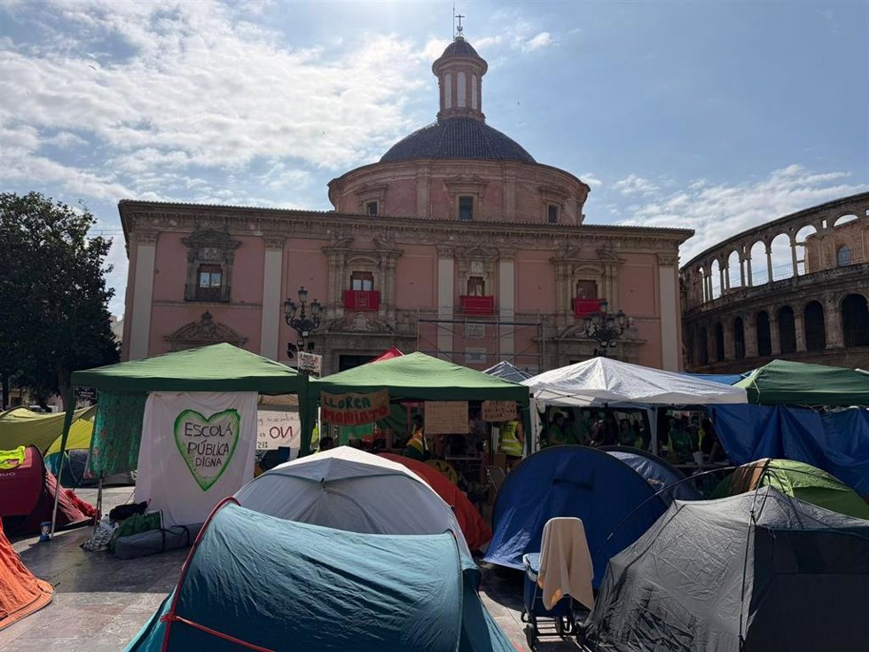 Acampada de docentes en la Plaza de la Virgen de València