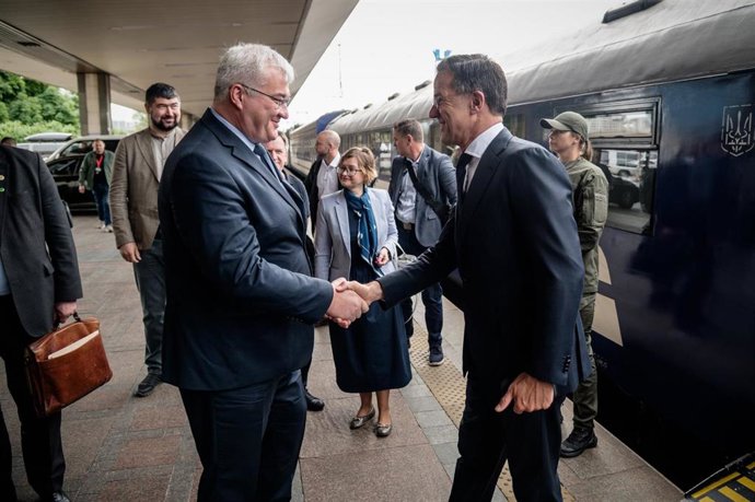 El secretario general de la OTAN, Mark Rutte, es recibido en Kiev por el ministro ucraniano de Exteriores, Andri Sibiga