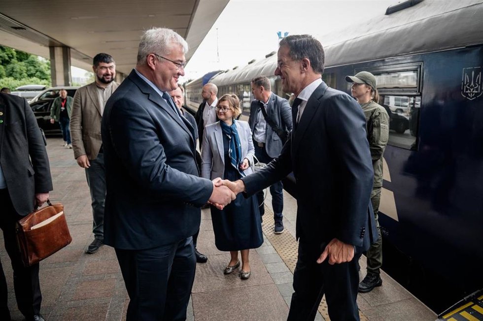 El secretario general de la OTAN, Mark Rutte, es recibido en Kiev por el ministro ucraniano de Exteriores, Andri Sibiga