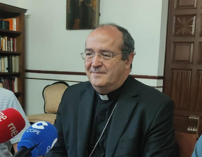 El obispo de Coria-Cáceres, Jesús Pulido, en una rueda de prensa