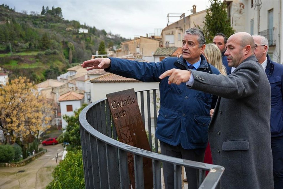 Archivo - El consejero de Sanidad, Antonio Sanz (i), junto al alcalde de Cazorla, José Luis Olivares.