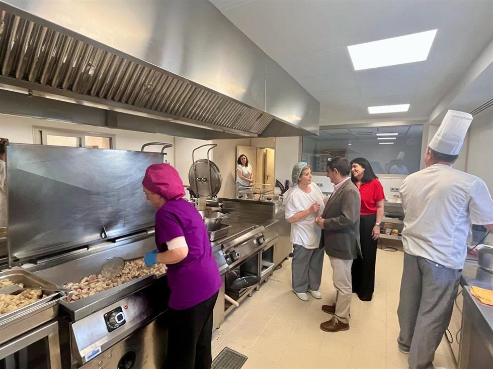 Visita a la nueva cocina de la Residencia de Mayores Santa Teresa