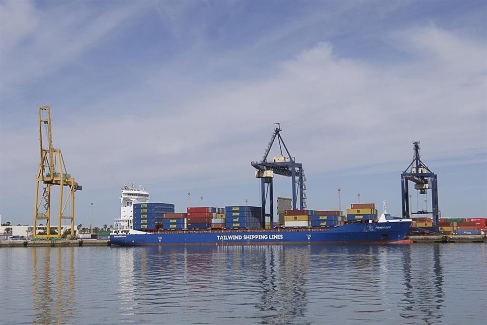Un barco en el muelle de La Cabezuela-Puerto Real