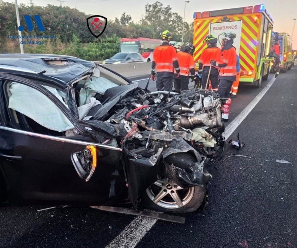 Efectivos del CPB intervienen tras un accidente en la A-7 en Estepona