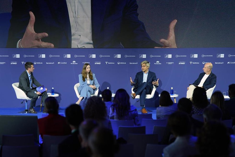 La vicepresidenta de Estrategia de Airbus Defense & Space, Rosa Roca, el ceo de Pangea Propulsion, Adrià Argemí, y el ceo de Sateliot, Jaume Sanpera, durante la 41ª Reunión del Cercle d'Economia en Barcelona. 