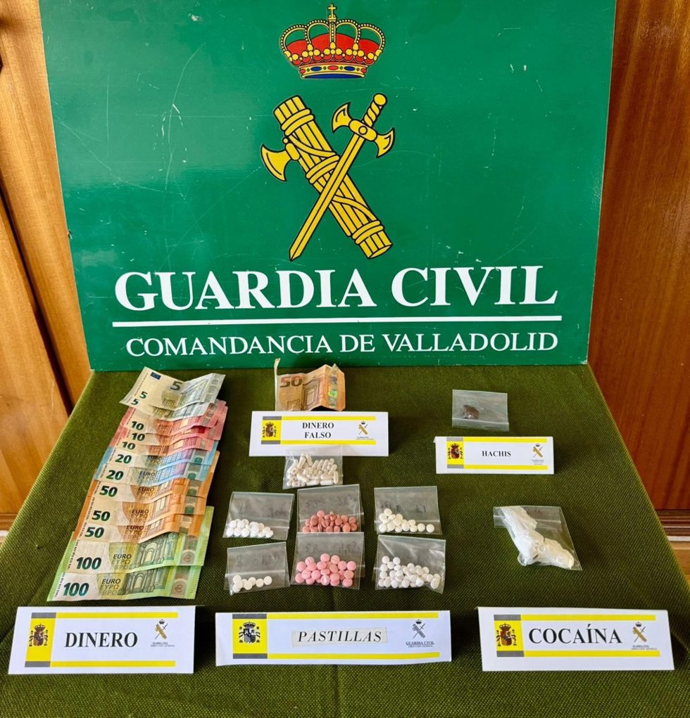 Efectos incautados en el coche del detenido en Valladolid tras sufrir un accidente.