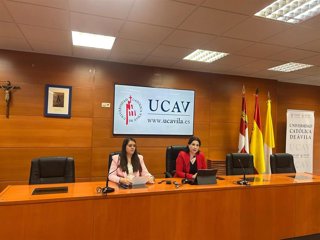 La vicerrectora y la vicedecana durante la presentacíón de las tres nuevas titulaciones que ofrece la UCAV el próximo curso.