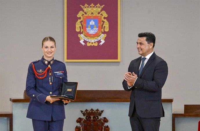 La Princesa de Asturias Leonor, acompañada del alcalde de San Javier, José Miguel Luengo (d), durante la celebración del acto institucional de entrega de la Medalla de Oro de la Villa y del nombramiento como hija adoptiva, a 3 de junio de 2026, en San Jav