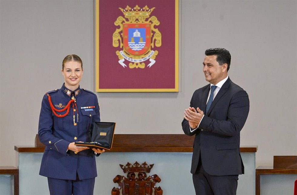 La Princesa de Asturias Leonor, acompañada del alcalde de San Javier, José Miguel Luengo (d), durante la celebración del acto institucional de entrega de la Medalla de Oro de la Villa y del nombramiento como hija adoptiva, a 3 de junio de 2026, en San Jav
