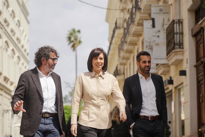 Archivo - La secretaria general del PSPV-PSOE, Diana Morant (c), en una imagen de archivo llegando a Les Corts