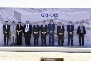 Acto de colocación de la primera piedra de la planta de Grifols en Lliçà de Vall, con el presidente del Gobierno Pedro Sánchez, el ministro Jordi Hereu, la consellera Núria Montserrat y el alcalde Xavier Castillejo