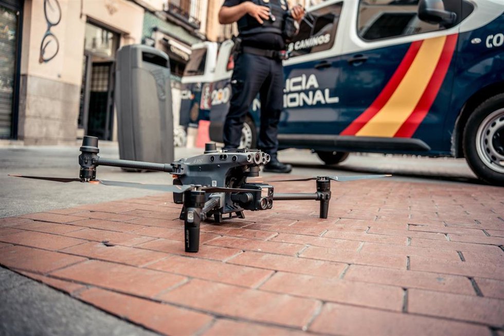 Archivo - Un dron durante la presentación del dispositivo de Policía Nacional para garantizar la seguridad durante el MADO 2023,  a 28 de junio de 2023, en Madrid (España).