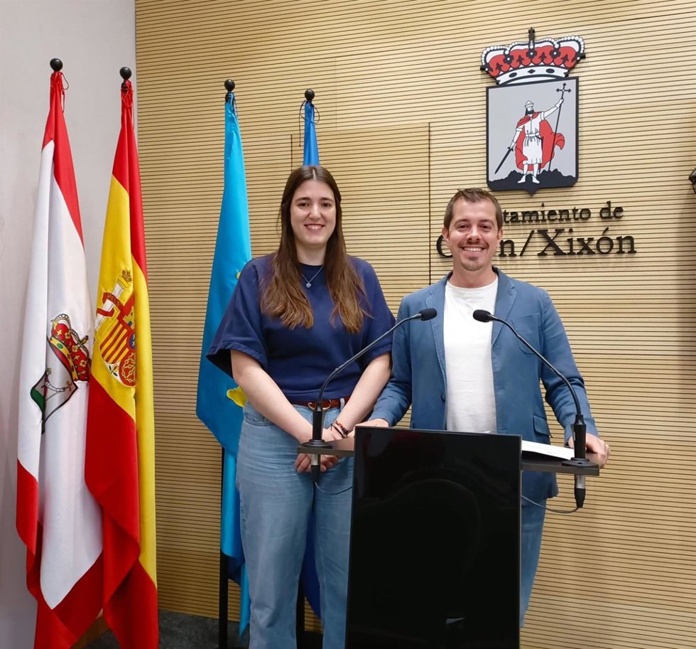 Los portavoces de IU y Podemos en el Ayuntamiento de Gijón, Javier Suárez Llana y Olaya Suárez, respectivamente, en rueda de prensa en el Consistorio gijonés.