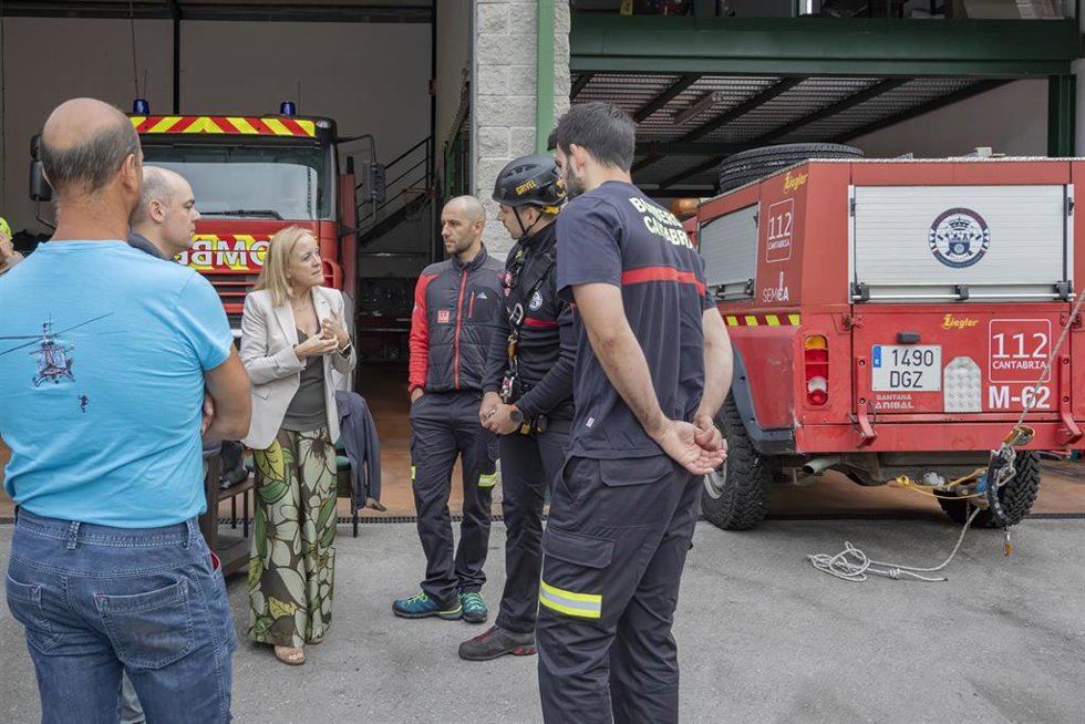 La consejera de Presidencia, Justicia, Seguridad y Simplificación Administrativa, Isabel Urrutia, acude a una de las pruebas del proceso selectivo del Cuerpo de Bomberos