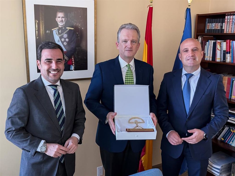 El presidente de la Diputación de Almería, José Antonio García Alcaina, y el diputado Carlos Sánchez, durante el encuentro mantenido en el Consulado General de España en Toronto.