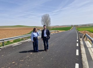 La vicepresidenta primera y diputada responsable de Obras Públicas e Infraestructuras en la Diputación de Soria, María José Jiménez Las Heras, acompañada del Ingeniero jefe del Servicio de Vías Provinciales, Fernando del Barrio Antón.