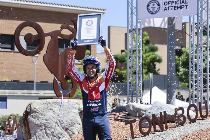 Toni Bou celebra su récord Guinness en la rotonda Toni Bou de Piera (Barcelona), el 3 de junio de 2026.