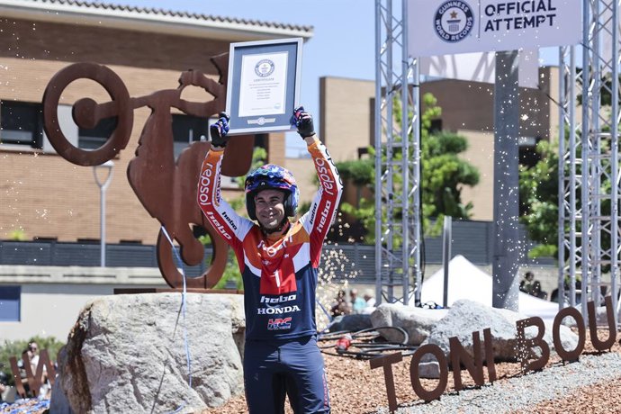 Toni Bou comemora seu recorde do Guinness na rotatória Toni Bou, em Piera (Barcelona), em 3 de junho de 2026.