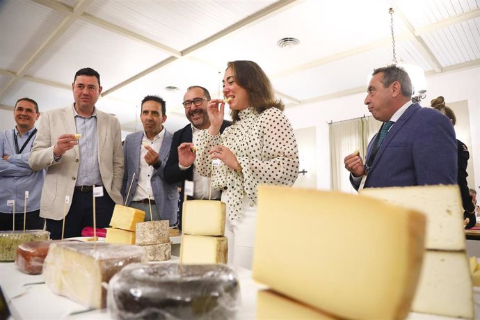 La consejera de Agricultura, Ganadería y Desarrollo Rural, María González Corral,visita las sesiones de cata de los Premios Cincho 2026 en Tordesillas (Valladolid).