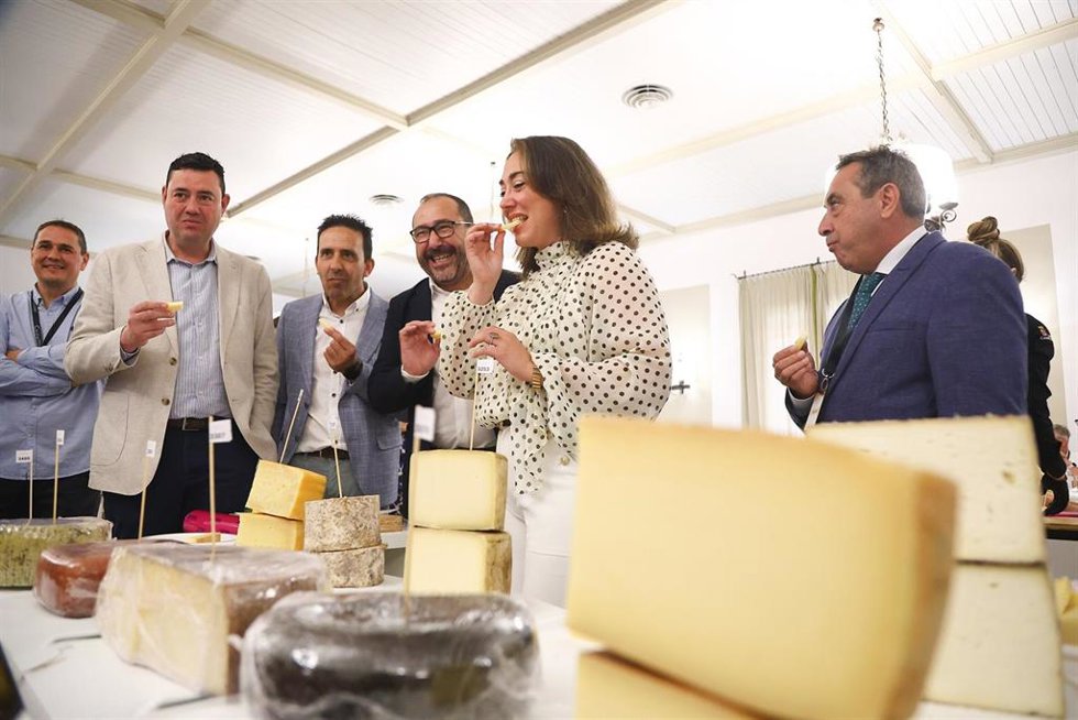 La consejera de Agricultura, Ganadería y Desarrollo Rural, María González Corral,visita las sesiones de cata de los Premios Cincho 2026 en Tordesillas (Valladolid).