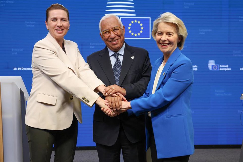 Archivo - La primera ministra de Dinamarca, la socialdemócrata Mette Frederiksen, junto al presidente del Consejo Europeo, António Costa, y la presidenta de la Comisión Europea, Ursula von der Leyen.