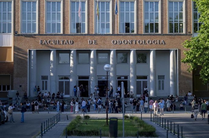 Alumnos esperan para comenzar el primer examen de la PAU 2026, en la Facultad de Odontología de la Universidad Complutense de Madrid, a 1 de junio de 2026, en Madrid (España)