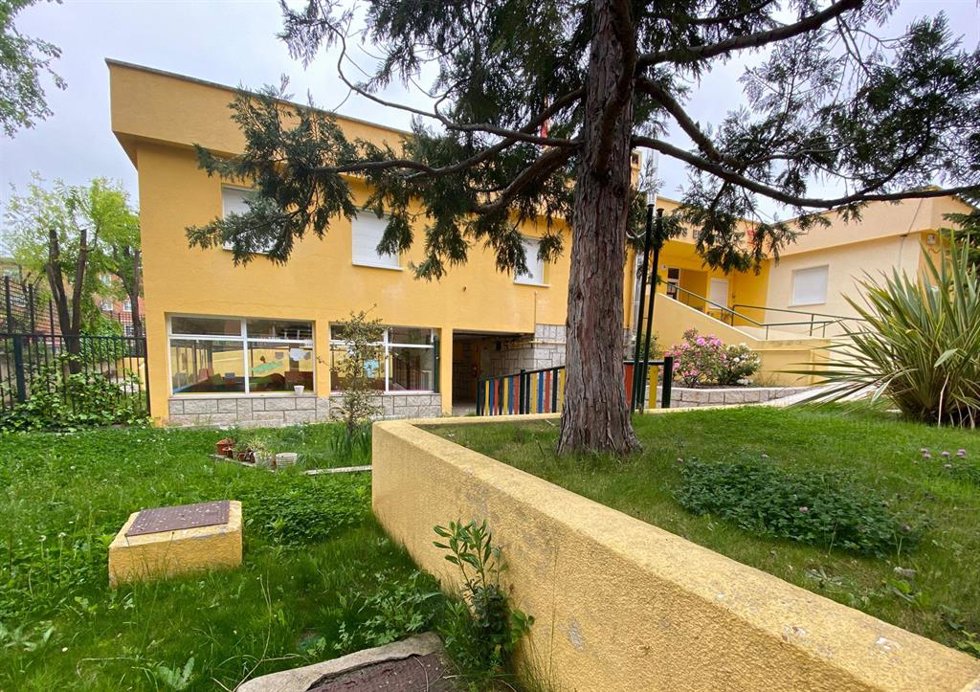 Archivo - Parque y zonas exteriores pertenecientes a escuelas infantiles de la capital