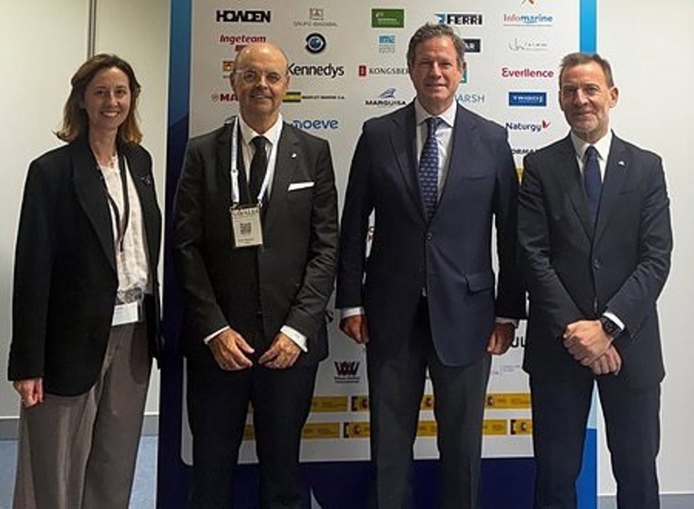 De izquierda a derecha, Raquel Ibares, directora del Clúster Marítimo Español; Víctor Casal, director ejecutivo de Banca Corporativa, Empresas y Pymes de ABANCA; Javier Garat, presidente del Clúster Marítimo Español; y Javier Fraga, director de ABANCA Mar