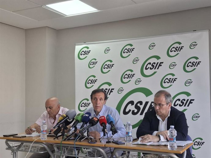 (I-D)El Presidente Autonómico De CSIF Comunidad Valenciana, Rafael Cantó; El Presidente Autonómico De CSIF Educación Comunidad Valenciana, José Seco, Y El Presidente Nacional De CSIF, Mario Gutiérrez.