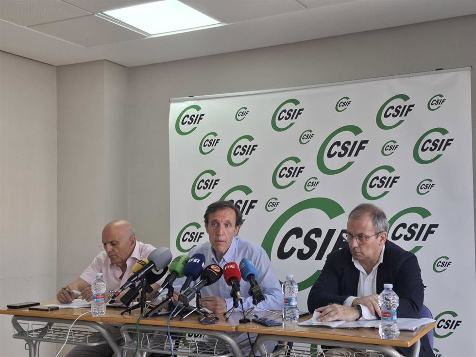 (I-D)El Presidente Autonómico De CSIF Comunidad Valenciana, Rafael Cantó; El Presidente Autonómico De CSIF Educación Comunidad Valenciana, José Seco, Y El Presidente Nacional De CSIF, Mario Gutiérrez.