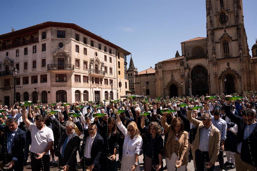 Oviedo celebra el Día Mundial de la Sidra con un escanciado simultáneo en la Plaza de la Catedral