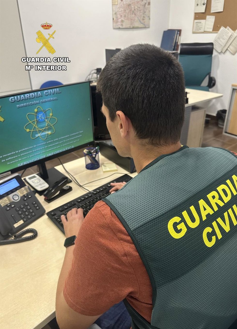 Un agente de la Guardia Civil trabaja en la investigación